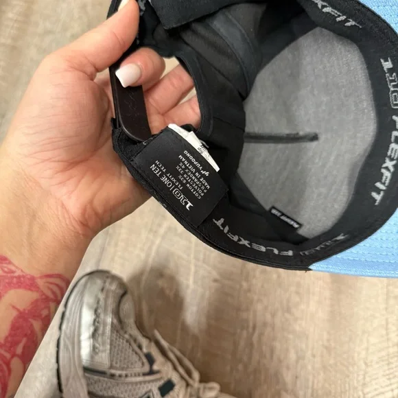 Travis Mathew Black Cap with Light Blue Brim - Picture 4 of 4